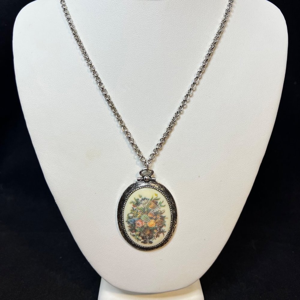 VTG Sarah Coventry Silver Tone Rolo Chain Necklace With Tapestry Pendant (3371)